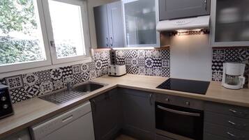 Refrigerador, microondas, horno y parrilla de estufa
