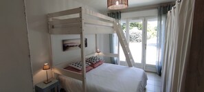 6 bedrooms, desk, soundproofing, iron/ironing board