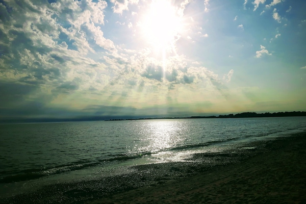 Sulla spiaggia, lettini da mare