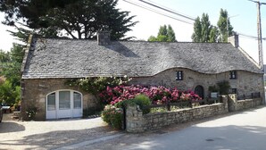 Une petite maison en pierre avec un toit arrondi, une petite fenêtre et une porte.