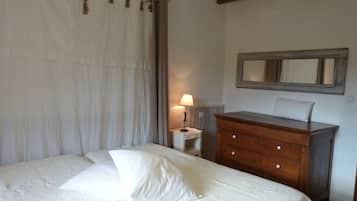 2 bedrooms, desk, iron/ironing board, free WiFi
