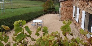 Outdoor dining - Cottage Roussille in Mompazier (Capdrot)