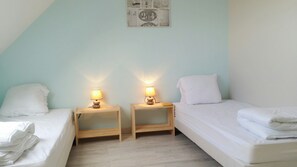 4 bedrooms, iron/ironing board, free WiFi, bed sheets - Manche Normandie Quinéville 100 m from the sea, Saint Vaast la Hougue closed ground. (Quinéville)