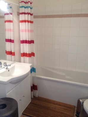 Bañera, secador de pelo, jabón y papel higiénico