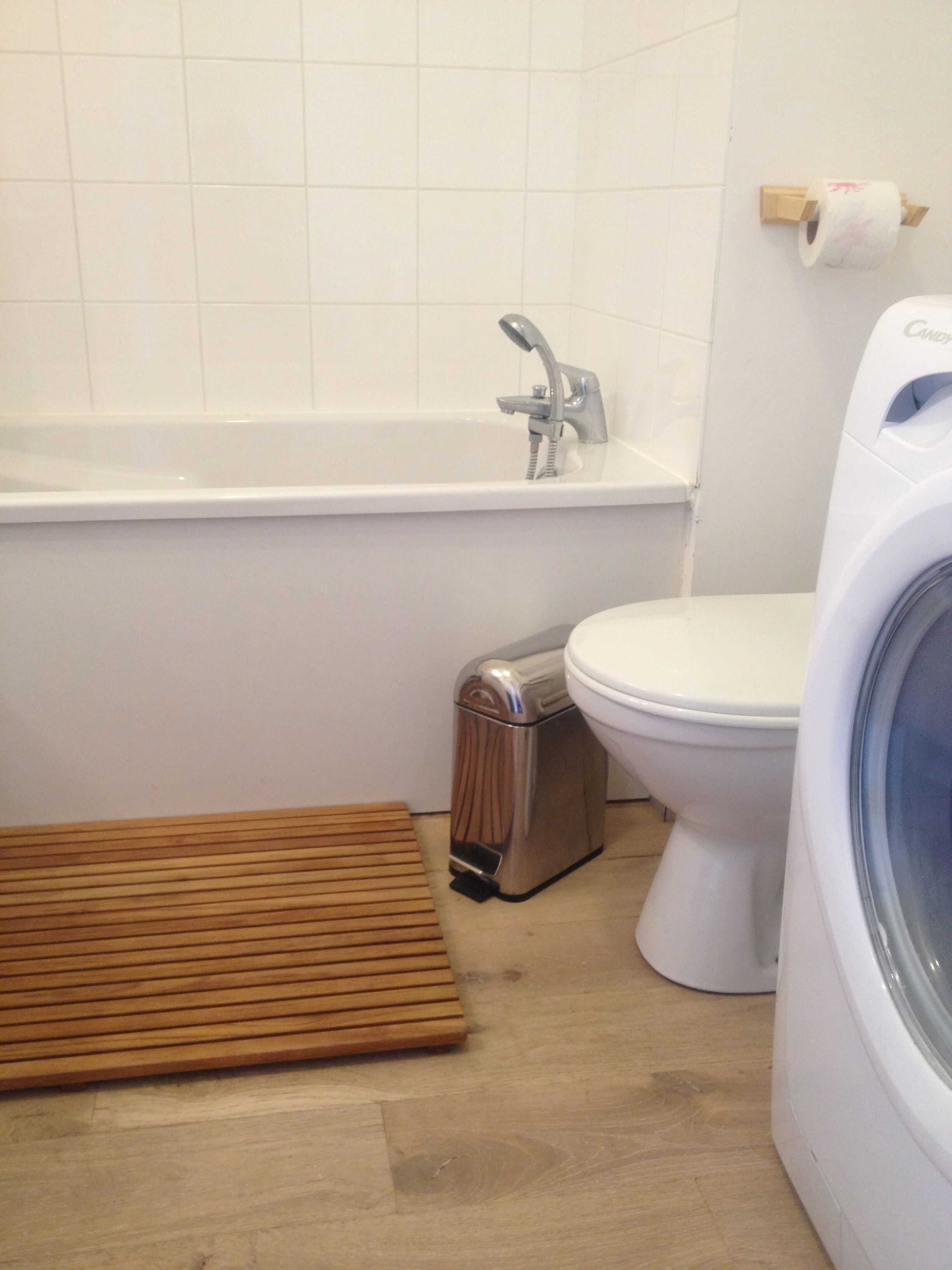 Badekar, hårtørrer, Sæbe, Toiletpapir