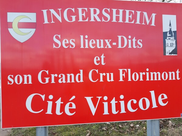 Un segnale rosso con testo bianco e uno stemma, che indica un luogo chiamato 'INGERSHEIM'.