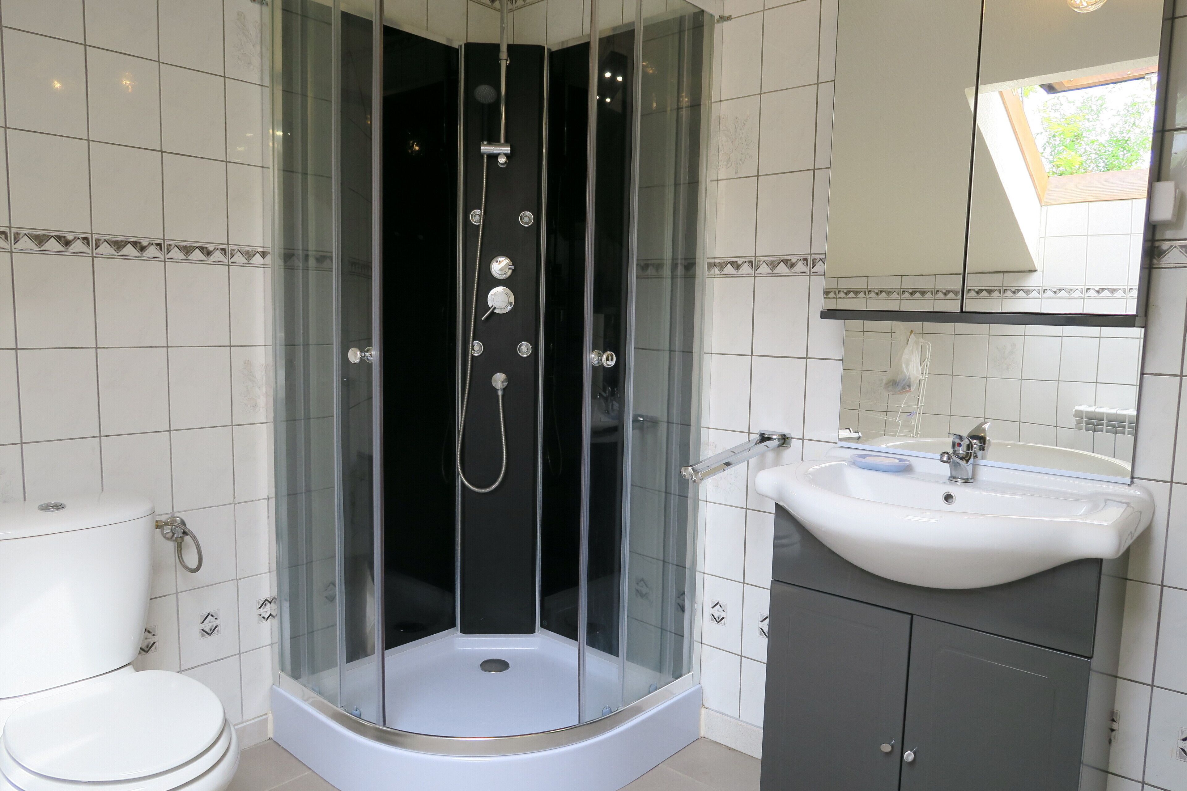 Douche, sèche-cheveux, papier toilette