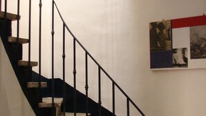 A staircase with a handrail, wooden steps, and a wall-mounted picture. - TYPICAL HOUSE IN THE HEART OF THE VILLAGE, ENTIRELY RENOVATED, 200M FROM THE BEACH (Le Barcarès)