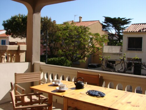 MAISON TYPIQUE AU COEUR DU  VILLAGE, ENTIEREMENT RENOVEE,A 200M DE LA PLAGE