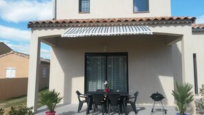 Outdoor dining - VERY NICE GITE CLASS 3 * AIR-CONDITIONED FOR 4 PERS CENTER VALLON PONT D'ARC (Vallon-Pont-D'arc)