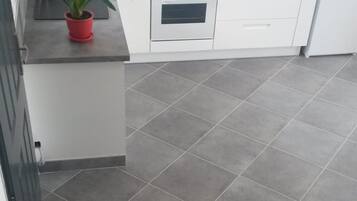 Frigorífico, microondas, horno y placa de cocina