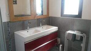 Bathroom - VERY NICE GITE CLASS 3 * AIR-CONDITIONED FOR 4 PERS CENTER VALLON PONT D'ARC (Vallon-Pont-D'arc)