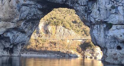 TRES JOLI GITE CLASSE 3 * CLIM POUR 4 PERS CENTRE VALLON PONT D'ARC