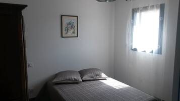 2 dormitorios, escritorio, tabla de planchar con plancha y wifi gratis