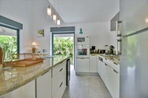 Fridge, microwave, oven, stovetop - New in Saint-Francois! Beautiful luxury 4 * Villa 800m from the sea (Saint-François)