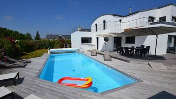 Een verwarmd zwembad