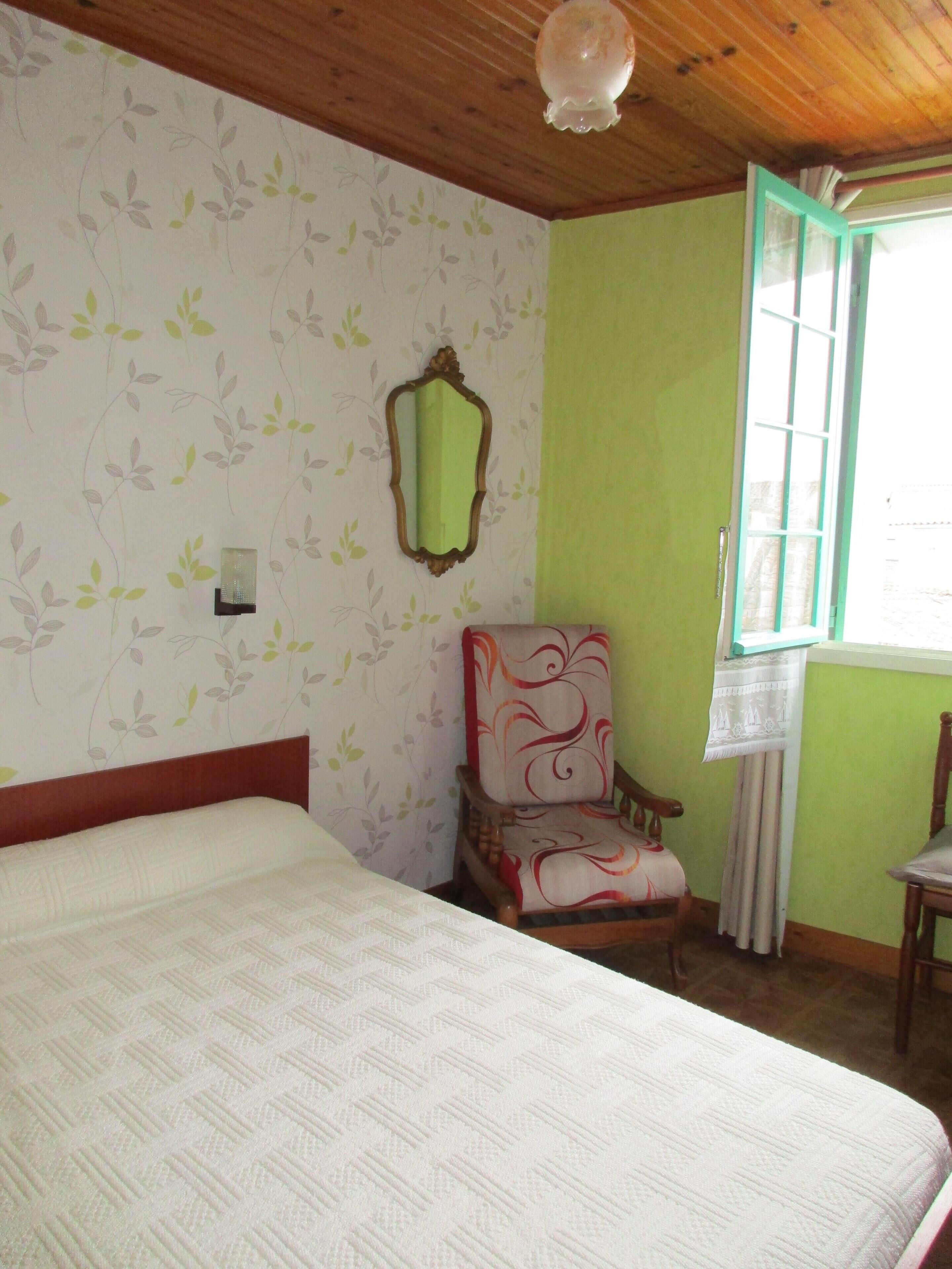 2 habitaciones, tabla de planchar con plancha y wifi gratis 