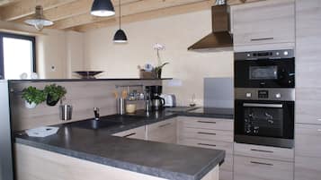 Frigorífico, microondas, horno y placa de cocina