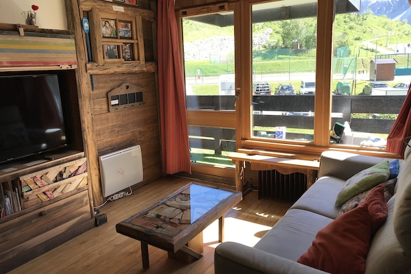 Salon lumineux et spacieux avec TV écran plat et canapé lit 90cm