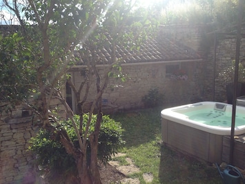 Outdoor spa tub