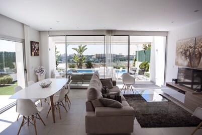 Amplia villa con impresionantes vistas al mar cerca de playas y campos de golf. 