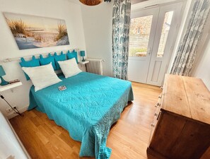 3 slaapkamers, een strijkplank/strijkijzer, reisbedje, gratis wifi