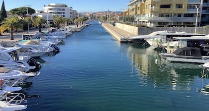 Bright 52m2 air-conditioned apartment with Wifi and single-storey closed garage