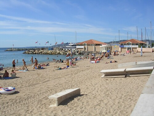 Suuri valoisa ja ilmastoitu T2, jossa suuri autotalli Fréjus-Plage-PROMOTIONIOKOKUUSSA 