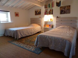 7 Schlafzimmer, Schreibtisch, Bügeleisen/Bügelbrett, Reisekinderbett