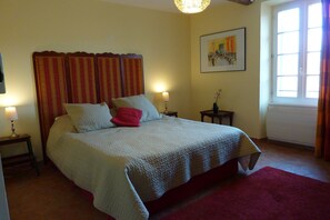 7 bedrooms, desk, iron/ironing board, travel cot