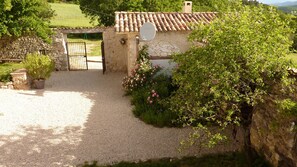 Property grounds - La Grange des Davids - Holiday house in Provence (OPPEDETTE)