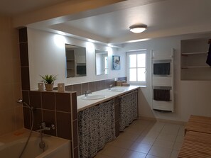 A modern bathroom with a double sink, a shower, a large mirror, and a window providing natural light. - La Grange des Davids - Holiday house in Provence (OPPEDETTE)