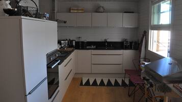 Een koelkast, een microgolfoven, een oven, een kookplaat