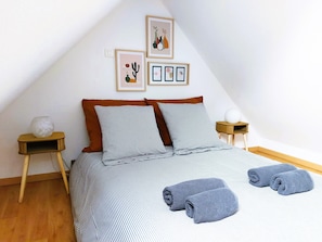 1 habitación, tabla de planchar con plancha y cuna de viaje