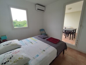 2 habitaciones, insonorización y tabla de planchar con plancha 