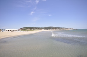 Una spiaggia nelle vicinanze
