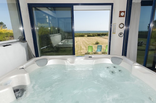 House sea view, spa (jacuzzi), beach access at the end of the garden!