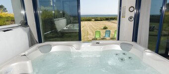 House sea view, spa (jacuzzi), beach access at the end of the garden!