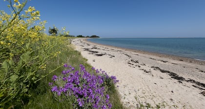 House sea view, spa (jacuzzi), beach access at the end of the garden!