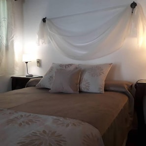 Appartamento Deluxe, 1 letto queen, vista piscina | Una cassaforte in camera, con stile personalizzato