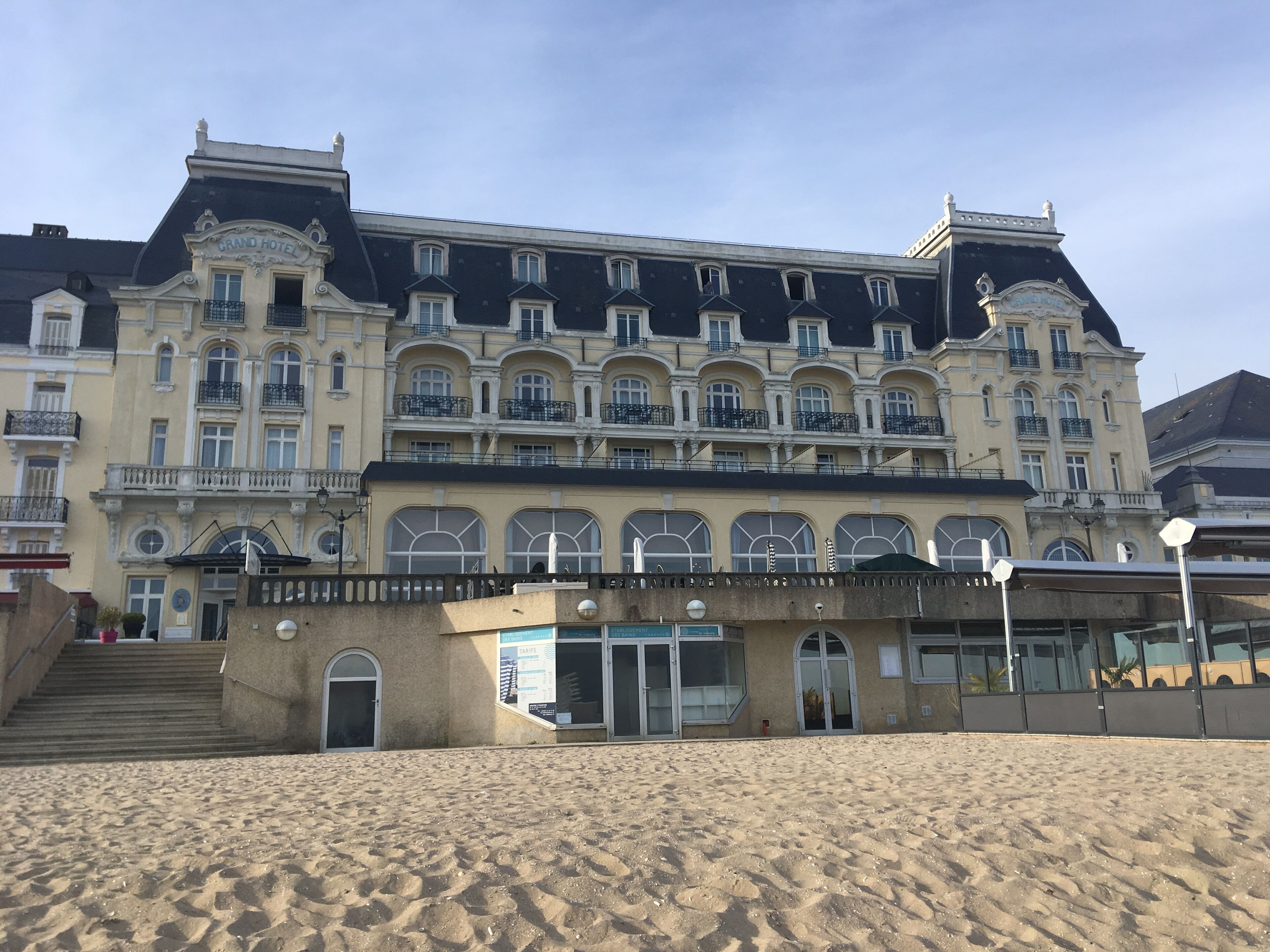 Un grand hôtel historique doté de nombreux balcons et d’une entrée imposante.