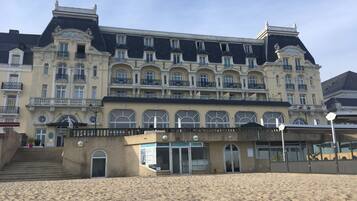 Un grand hôtel historique doté de nombreux balcons et d’une entrée imposante.