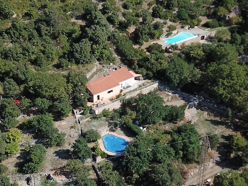 Kleine Villa in einem ruhigen Pool und Meerblick / Golf von Policastro gelegen