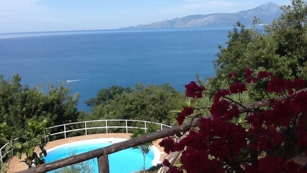 A pool with a view of the sea and mountains in the background. - Small villa located in a quiet pool and sea view / Gulf of Policastro (MARATEA)