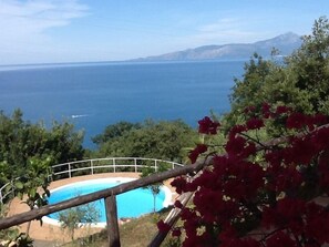 A pool with a view of the sea and mountains in the background. - Small villa located in a quiet pool and sea view / Gulf of Policastro (MARATEA)