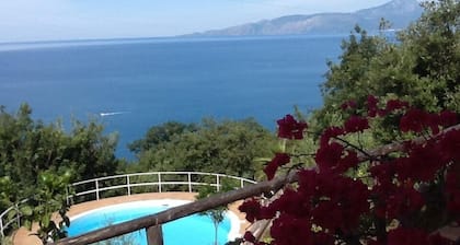 Kleine Villa in einem ruhigen Pool und Meerblick / Golf von Policastro gelegen