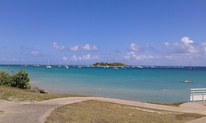 Plage à proximité, chaises longues, serviettes de plage