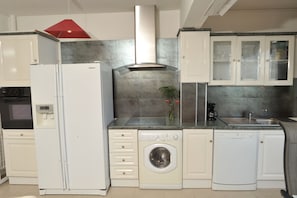 Frigorífico, microondas, horno y placa de cocina