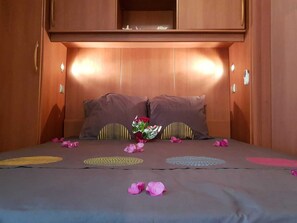 Een strijkplank/strijkijzer, wifi, beddengoed