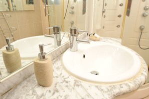 Sèche-cheveux, serviettes fournies, shampoing, papier toilette